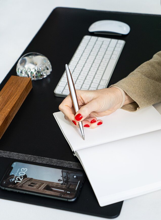 Pininfarina Podloga za Stol s bežičnim punjačem crna