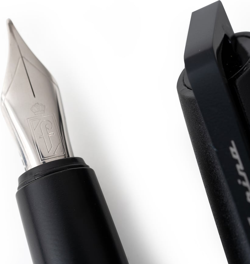 Pluma Estilográfica Pininfarina Pf Go, punta F, negra