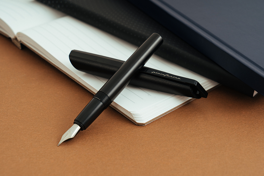 Pluma Estilográfica Pininfarina Pf Go, punta F, negra