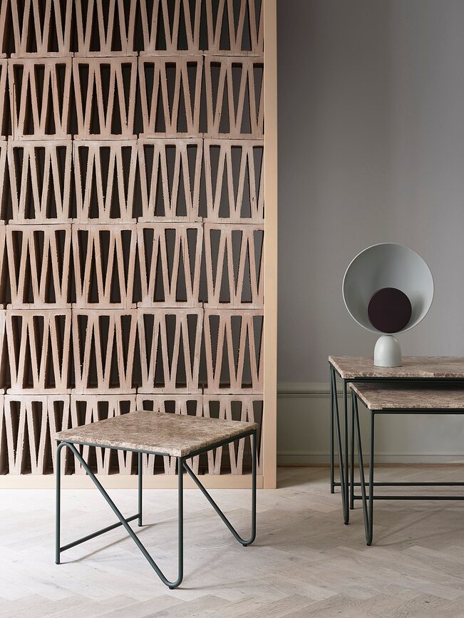 Blooper Namizna svetilka z modrim diskom, siva