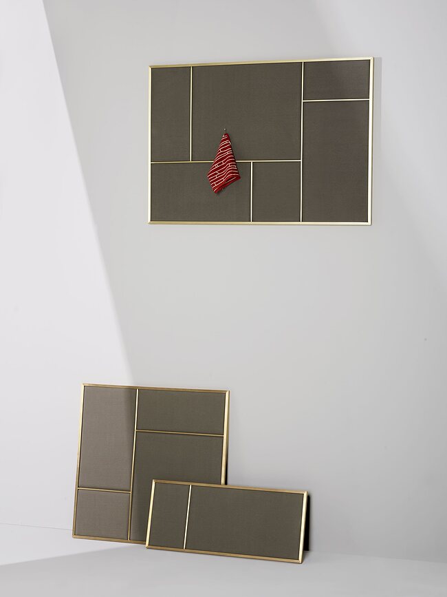 Nouveau Pin M Ploča tapecirana zidna s mjedenim okvirom plava