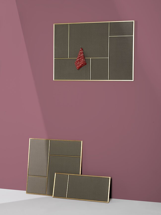 Nouveau Pin S Ploča zidna tapicirana s mjedenim okvirom S siva