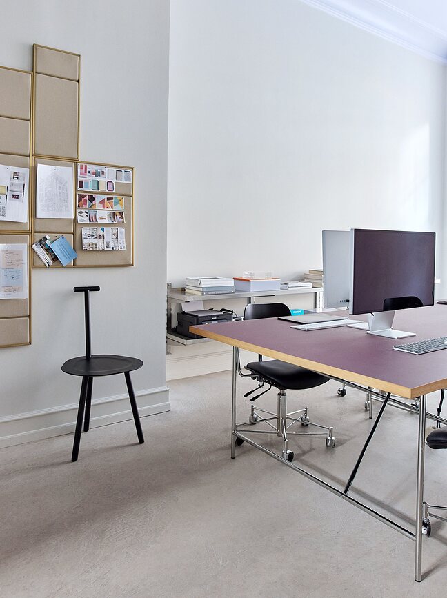 Nouveau Pin Pluta tabla, z medeninastim okvirjem, velikost S, siva