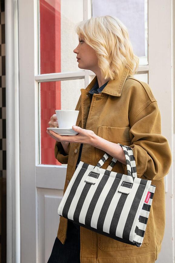 Borsa Daily Shopper XS a righe, nera e bianca, riciclata