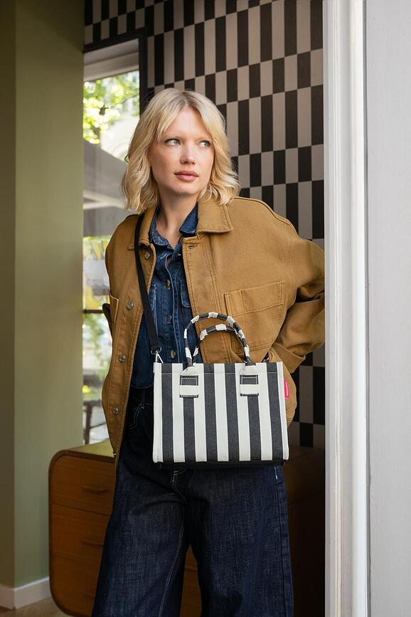 Borsa Daily Shopper XS a righe, nera e bianca, riciclata