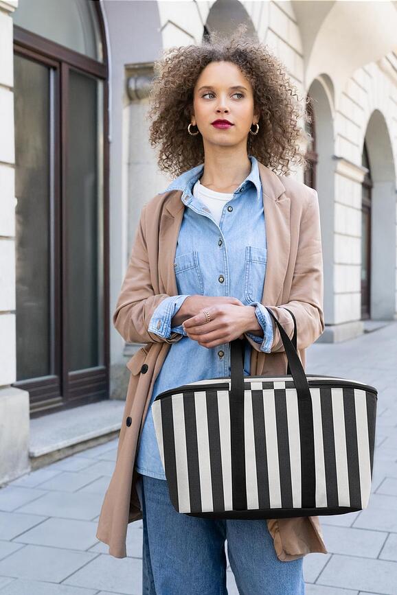 Coolerbag termotaske med striber, sort-hvid, af genbrugsmateriale