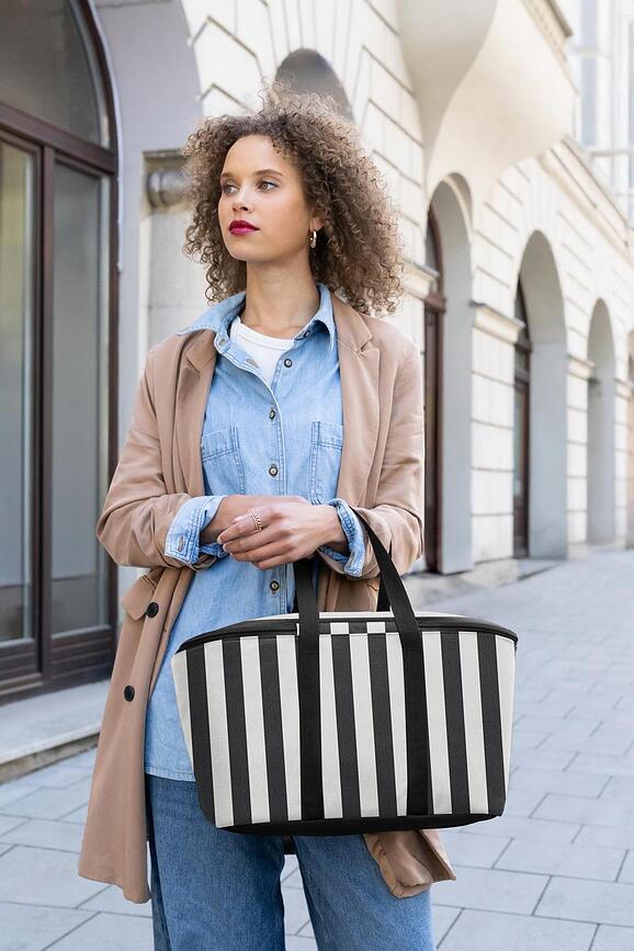 Coolerbag termotaske med striber, sort-hvid, af genbrugsmateriale