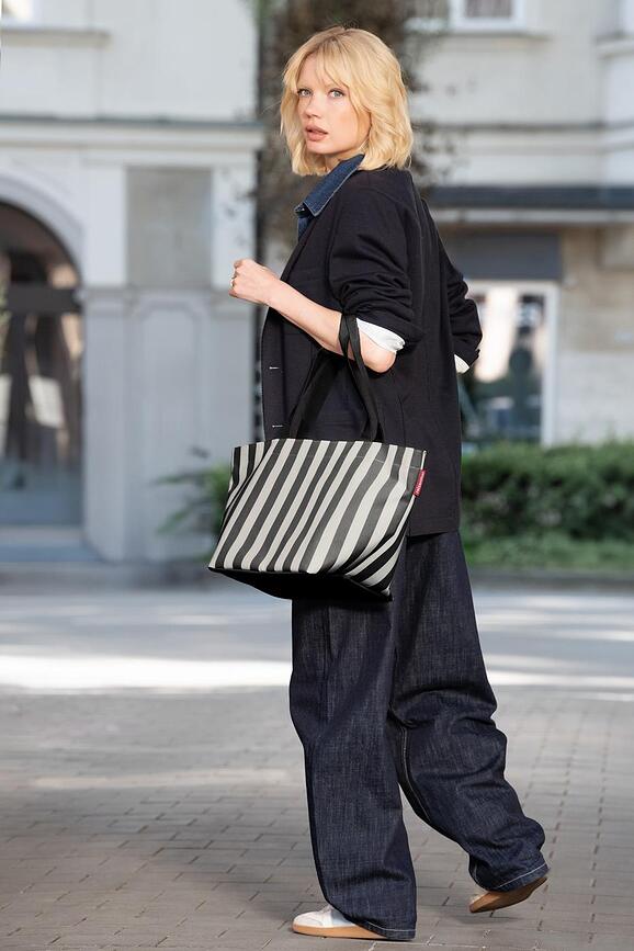 Shopper M taske med striber, sort-hvid, af genbrugsmateriale