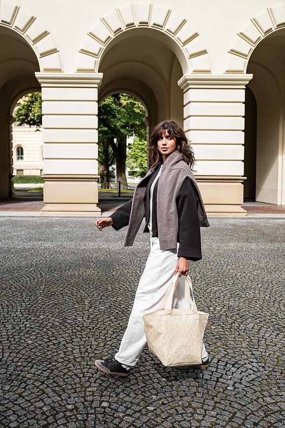 Shopper M taske med striber, sort-hvid, af genbrugsmateriale