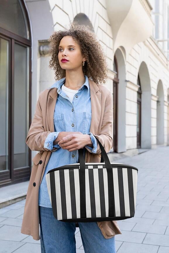 Θερμοτσάντα Coolerbag ριγέ ασπρόμαυρη από ανακυκλωμένα υλικά
