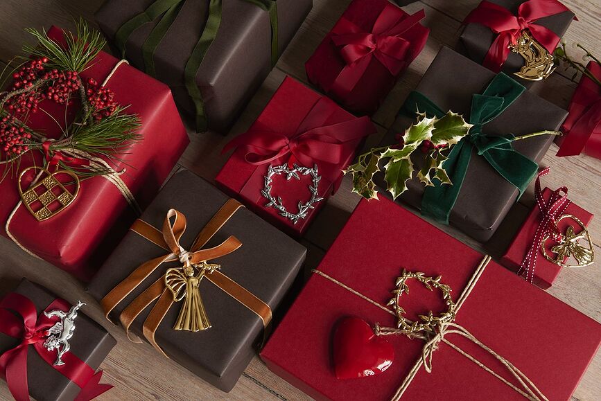 Adorno navideño Ángel con bebé Karen Blixen, dorado