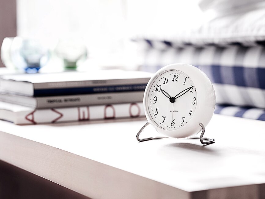 Reloj de Mesa Arne Jacobsen Bankers, blanco
