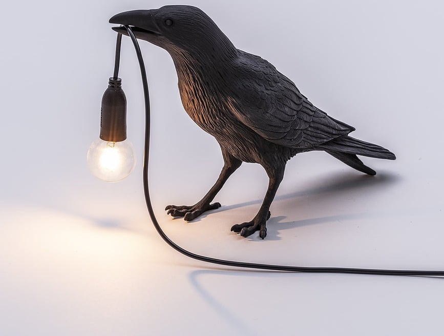 Bird Lampa gleda lijevo crna
