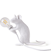 Lampa Mouse siedząca biała z gniazdkiem USB
