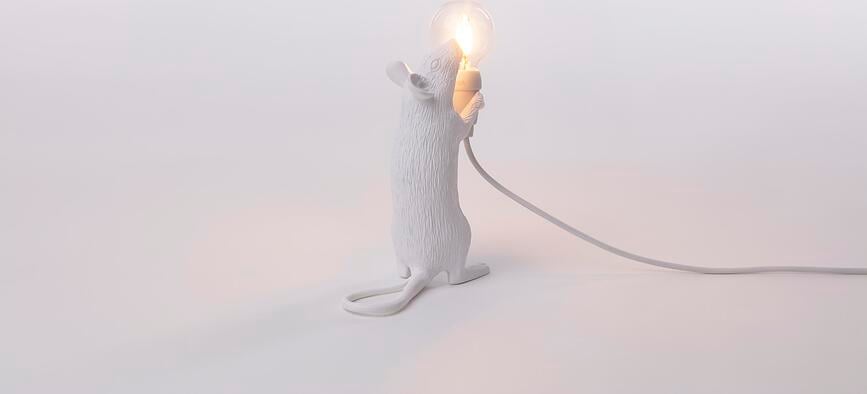 Lámpara de Mesa Mouse, sentada, blanca, con puerto USB