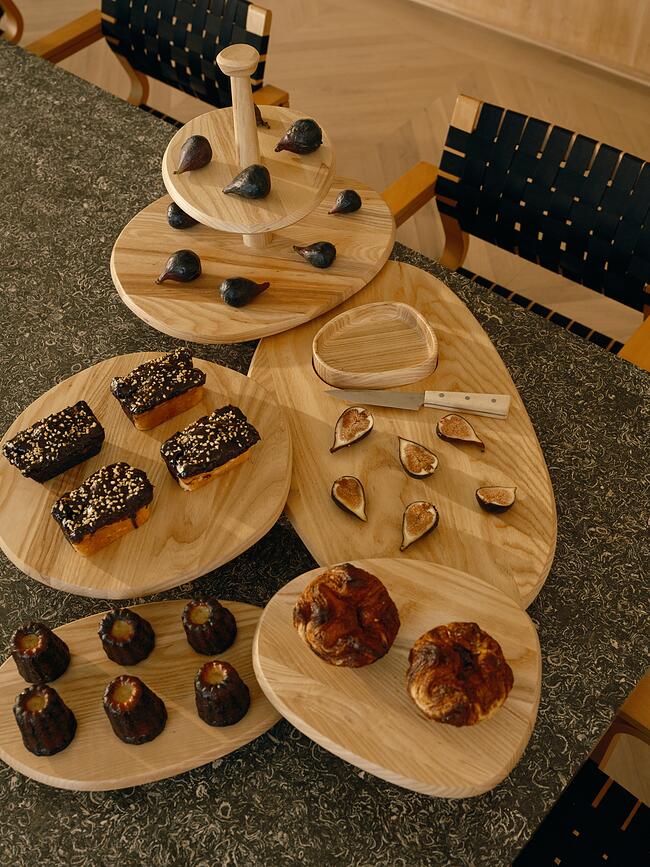 Bandeja de fresno negro Dune, 56,5 cm