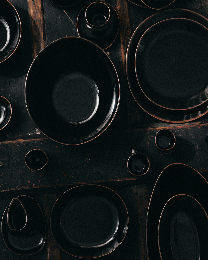 Plato Hondo Out of Lines, 23 cm, marrón y negro