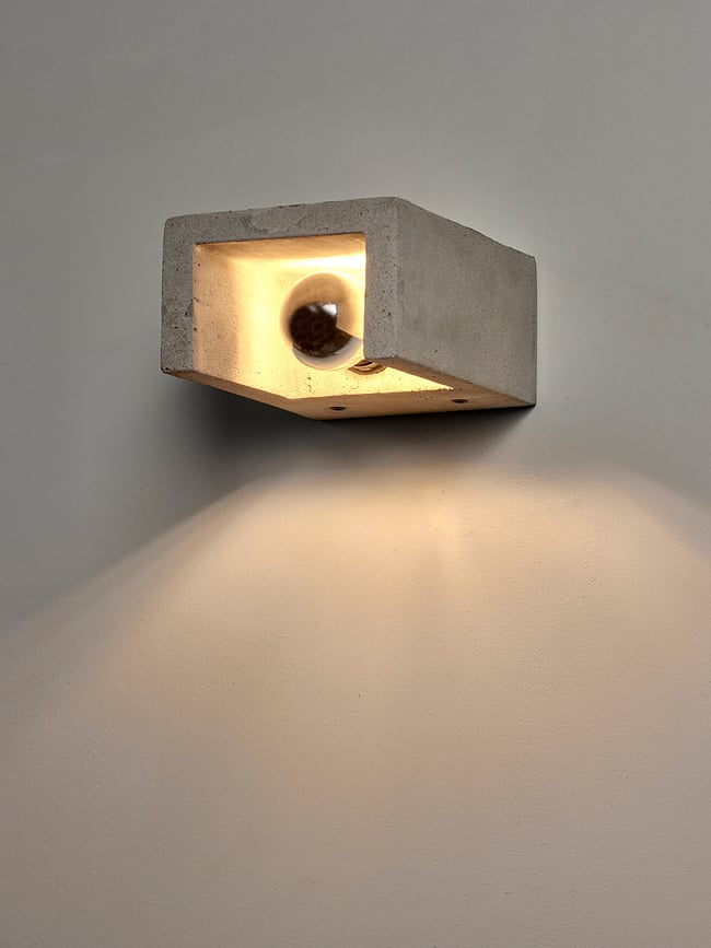 Primary Shape °2 Stenska svetilka, siva