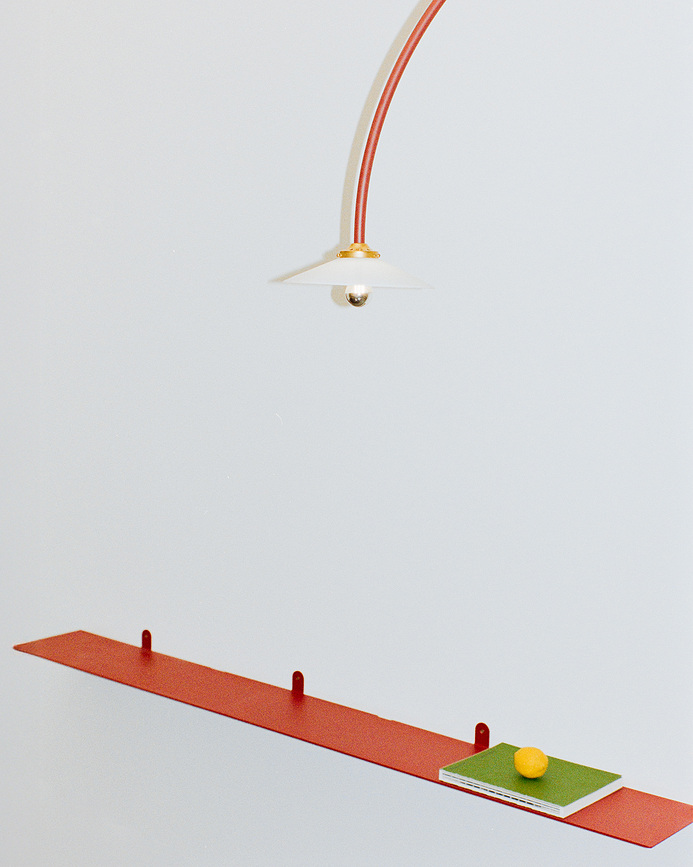 Sienas plaukts N°4 198 cm, melns