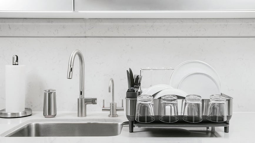 Escurridor de Platos Simplehuman, gris, con soportes para tazas y copas