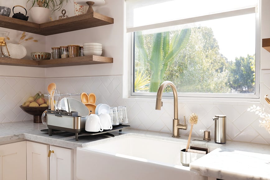 Escurridor de Platos Simplehuman, gris, con soportes para tazas y copas