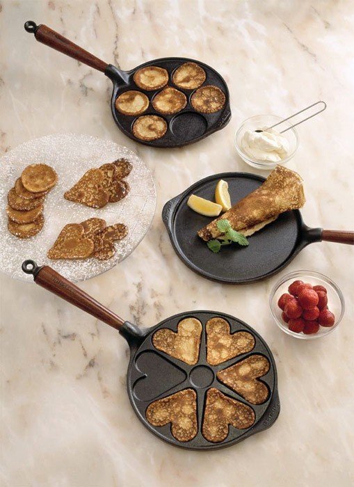 Skeppshult Cast Iron Pancake Pan | Walnut Handle