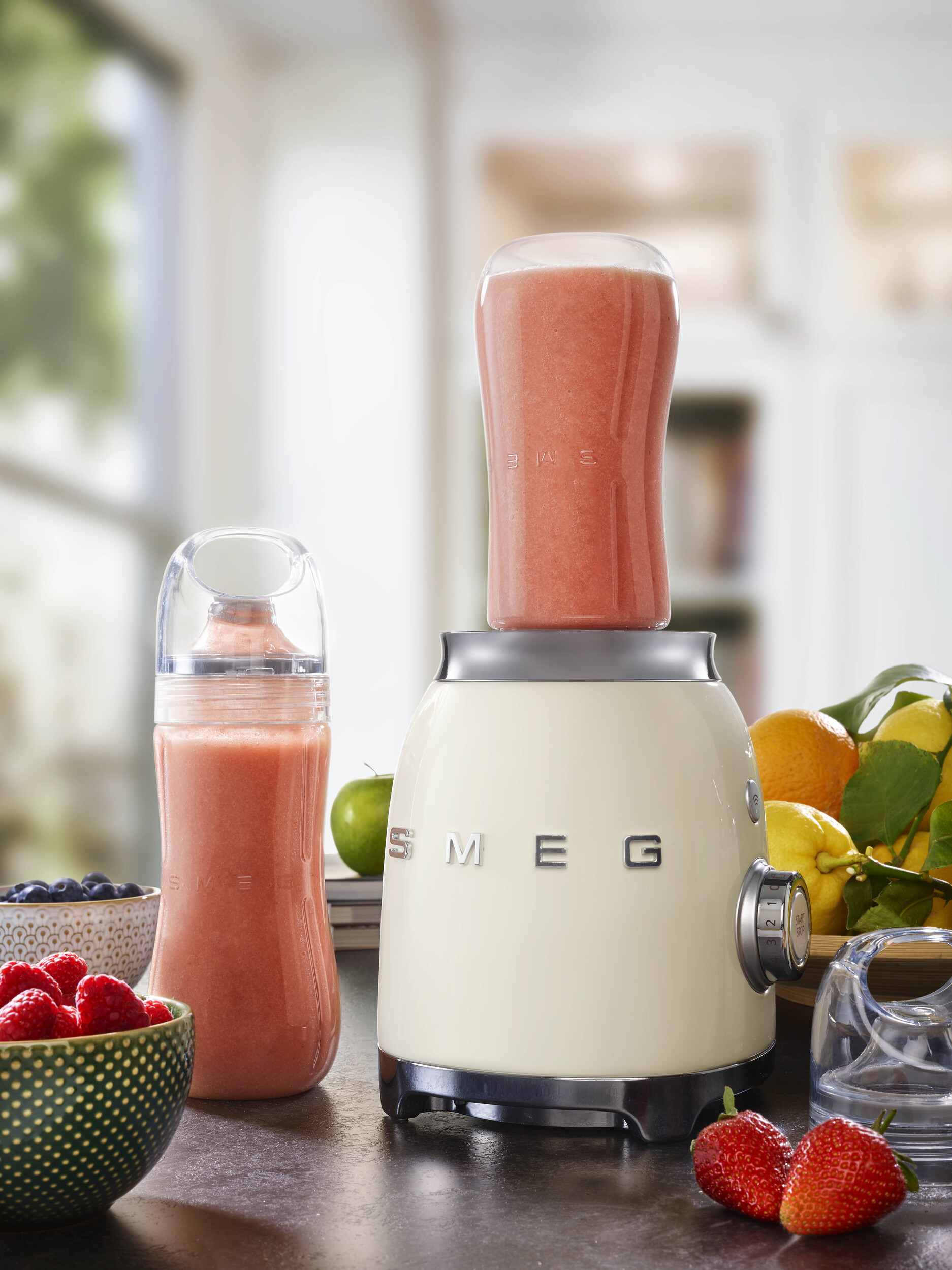 https://3fa-media.com/smeg/smeg-50-s-style-blf01-cocktail-bottle-for-blenders__120959_5ba8e83-s2500x2500.jpg