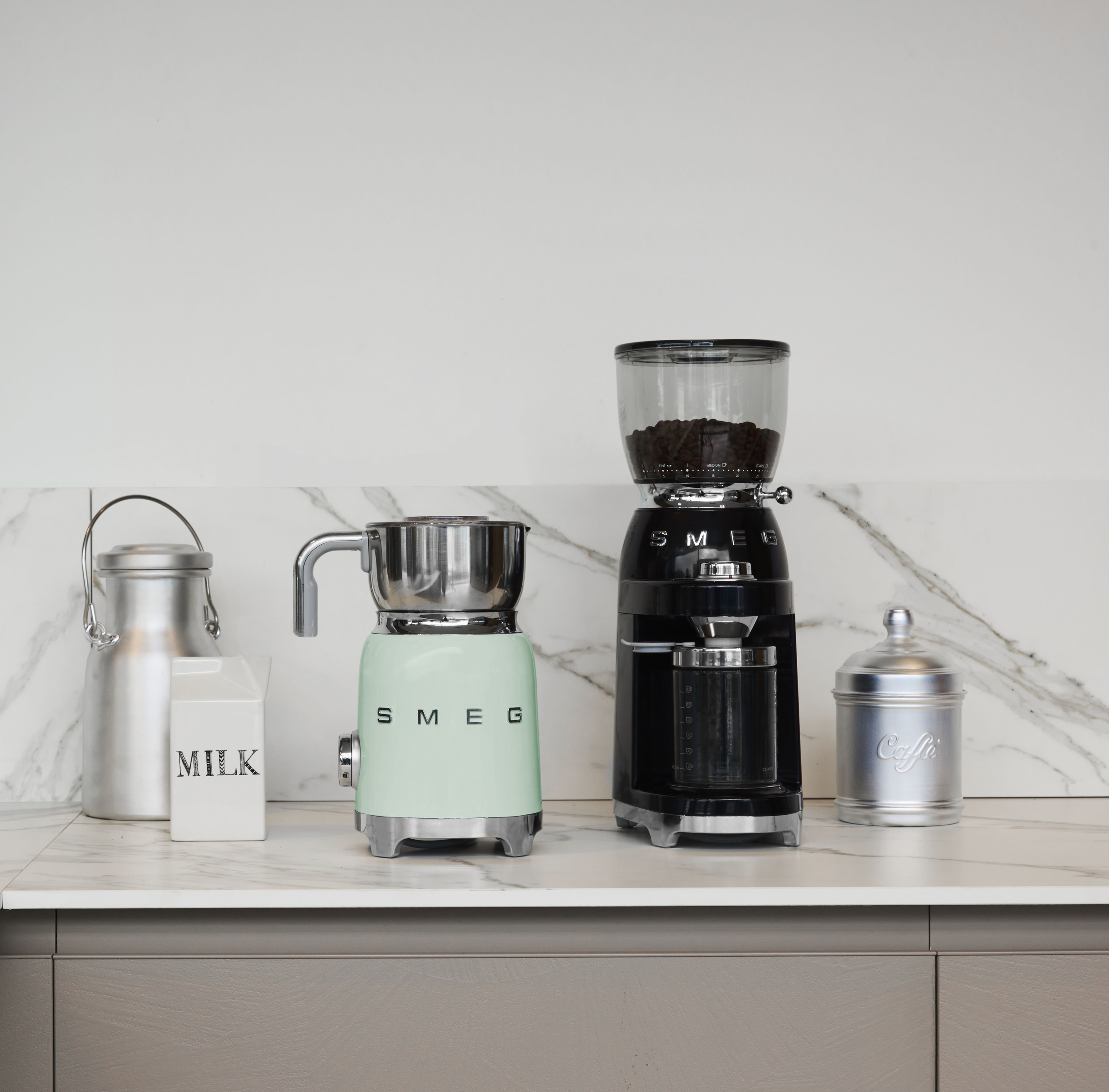 The Smeg Coffee Grinder lets you customize your coffee journey effortlessly  with its pre-set functions and manual option. Time to explore…