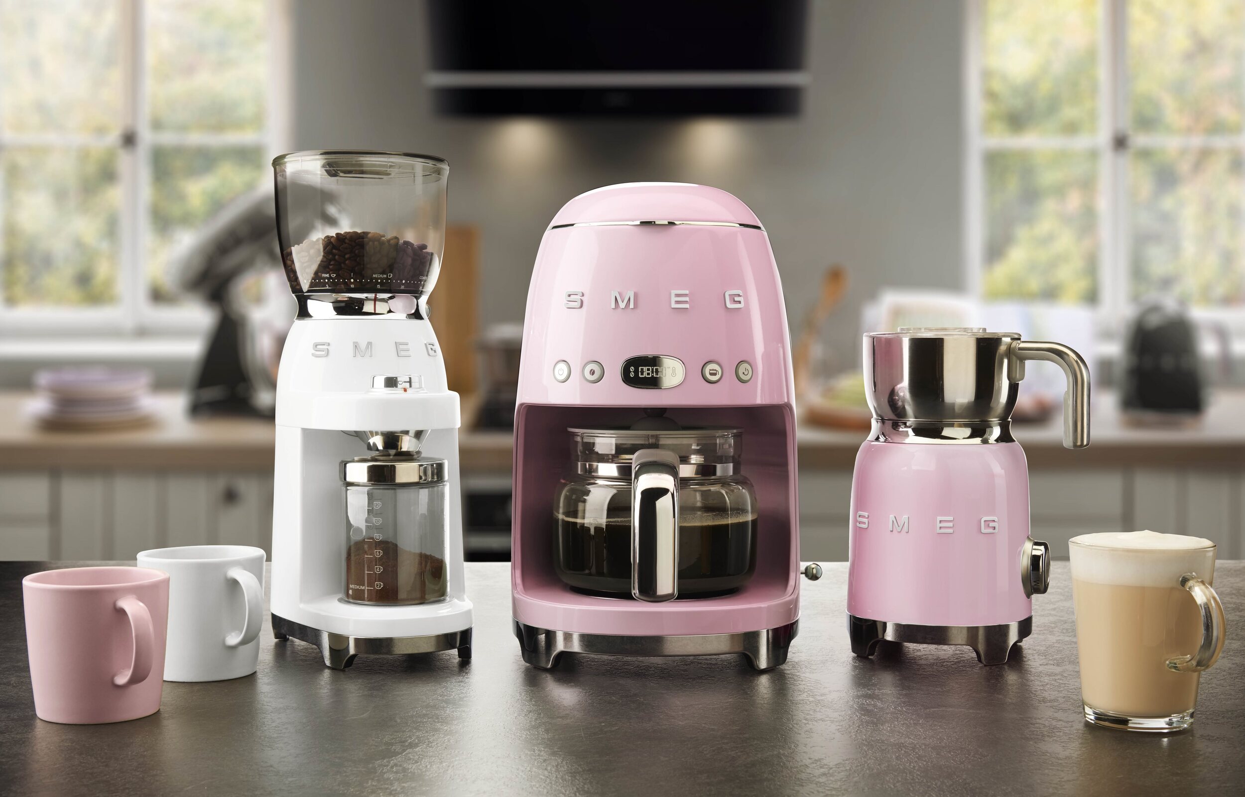 https://3fa-media.com/smeg/smeg-50-s-style-electric-coffee-grinder__82209_b239340-s2500x2500.jpg