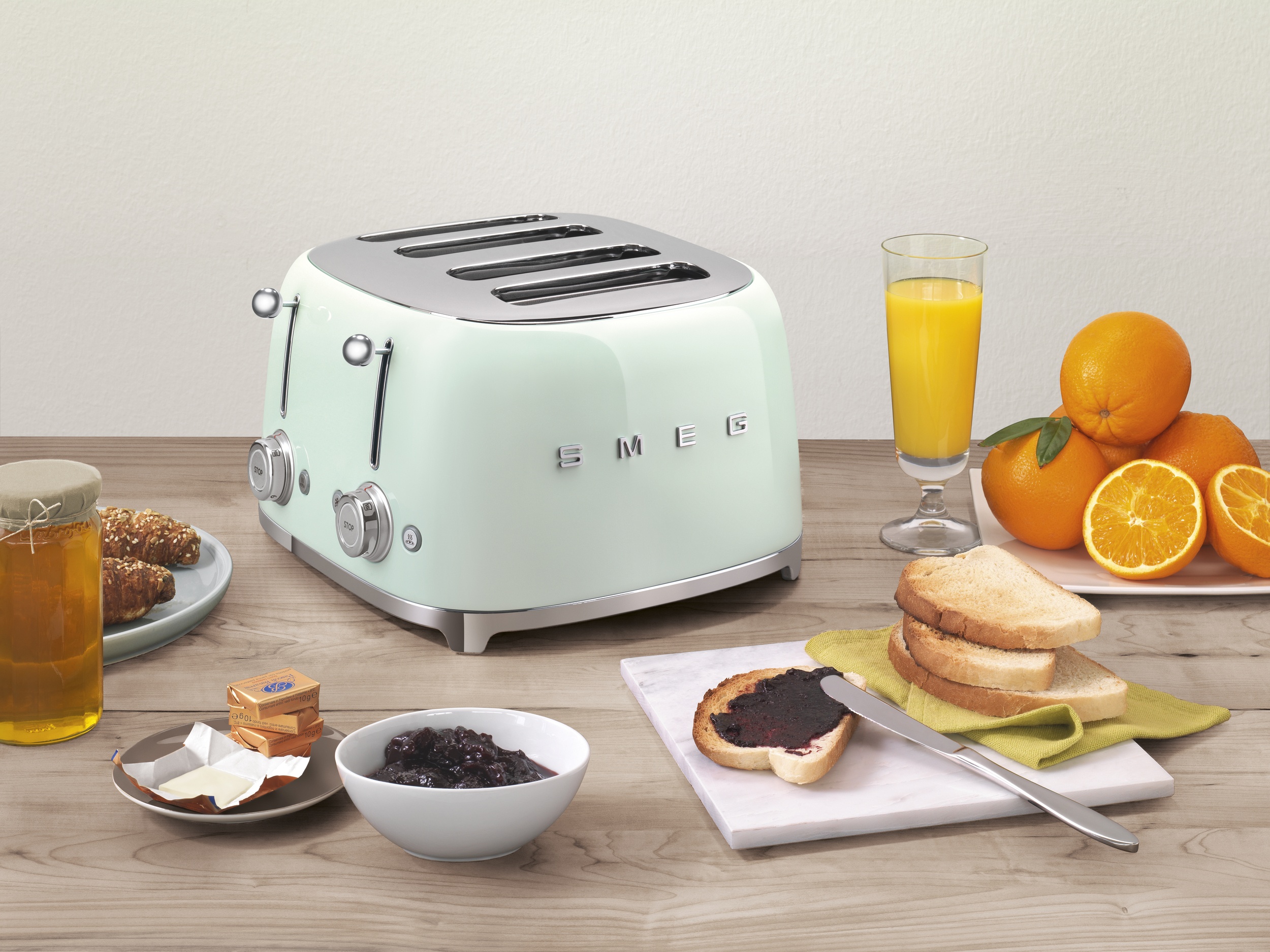 https://3fa-media.com/smeg/smeg-50-s-style-four-chamber-toaster-4-slice__104197_c2cb37a-s2500x2500.jpg