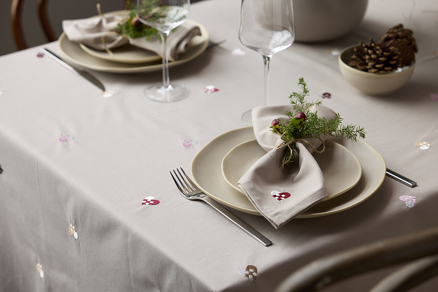 Christmas Hearts Embroidery Nappe 140 x 220 cm, beige et bleue