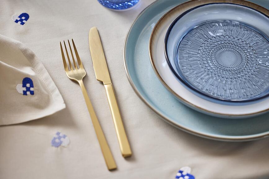 Christmas Hearts Embroidery Nappe 140 x 270 cm, beige et bleue