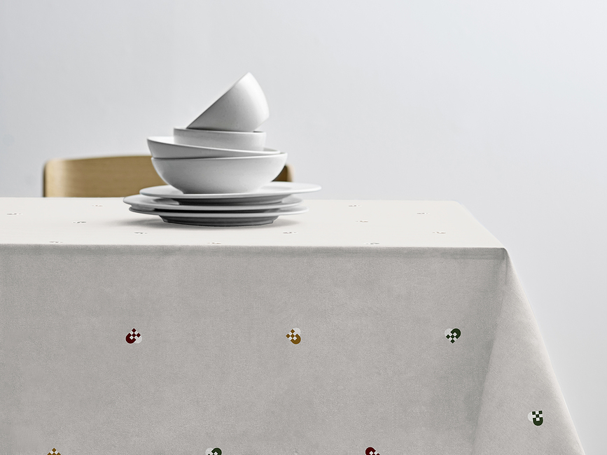 Christmas Hearts Embroidery Nappe 140 x 270 cm, beige et bleue