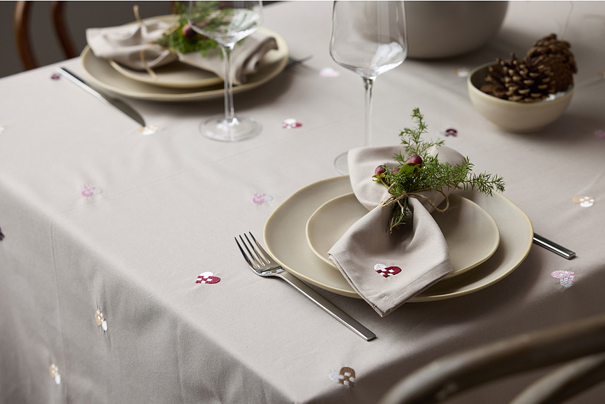 Christmas Hearts Embroidery Nappe, 180 cm, rose-marron