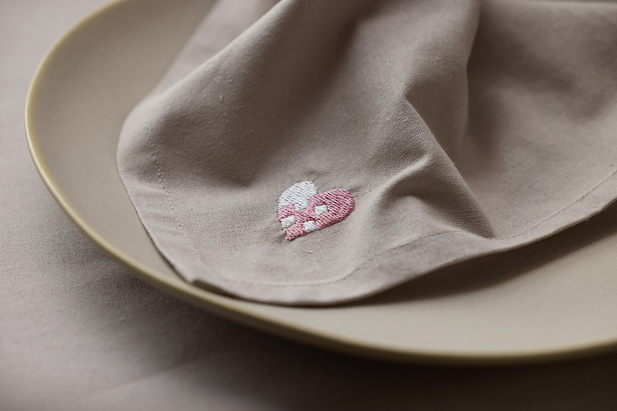 Christmas Hearts Embroidery Serviettes de Table, beiges et rouges, Lot de 4