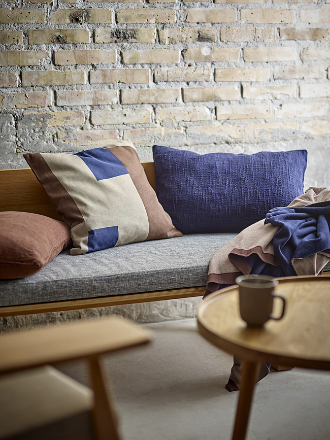 Fragment Okrasna blazina, 45 x 45 cm, rjavo-modra