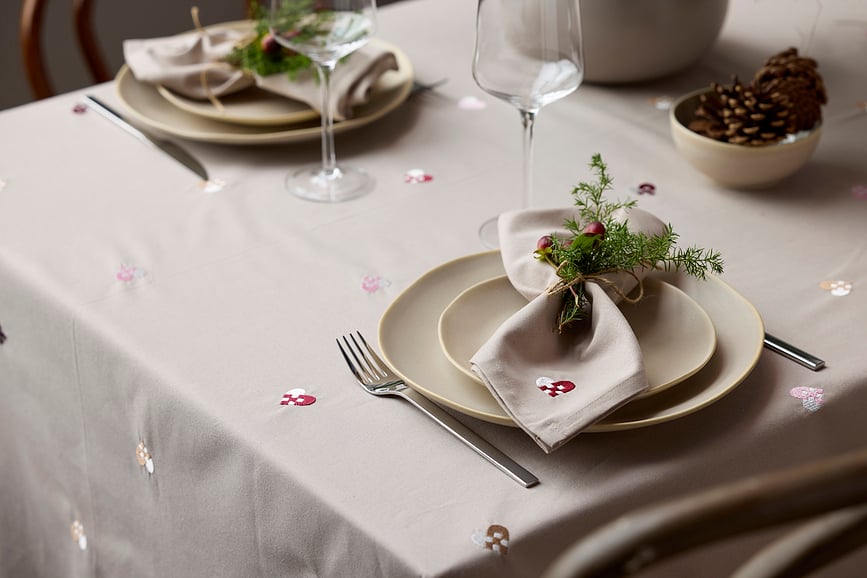 Mantel bordado Christmas Hearts, 140 x 220 cm, beis y azul, navideño