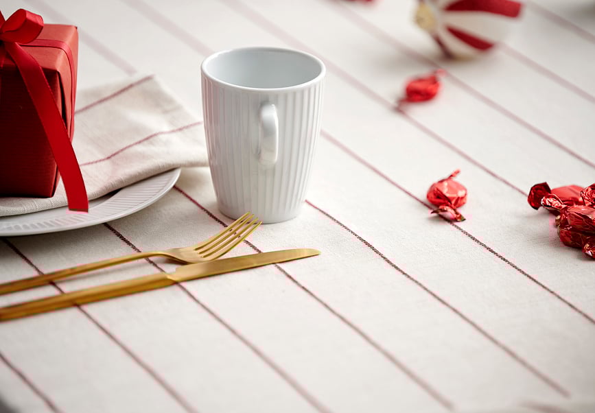 Mantel Line, 140 x 220 cm, beige y dorado