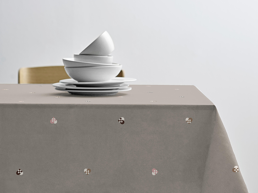 Mantel bordado Christmas Hearts, 180 cm, tonos rosa y marrón