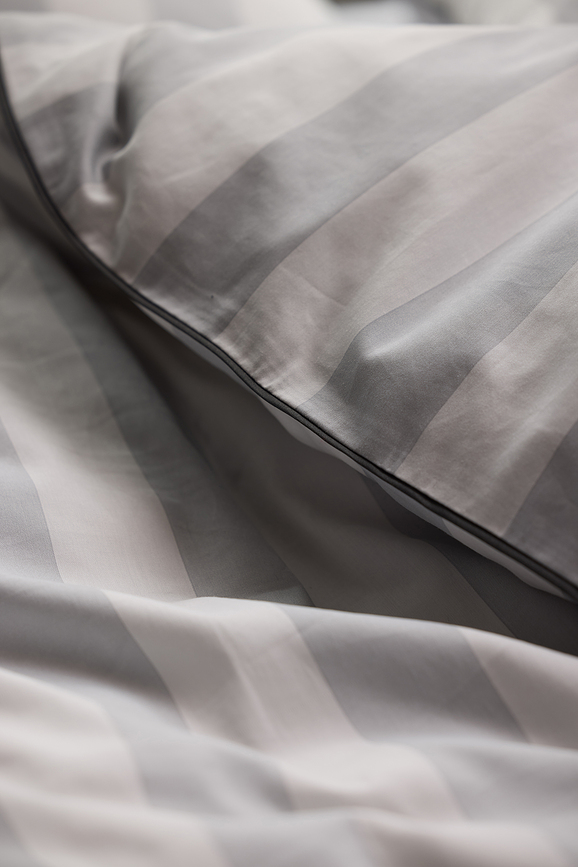 Ray Posteljnina, 140 x 220 cm, siva, s prevleko za vzglavnik 60 x 63 cm, zapiranje na zadrgo