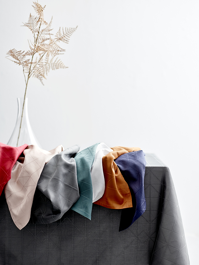 Refined Damask Nappe, 140 x 370 cm, taupe