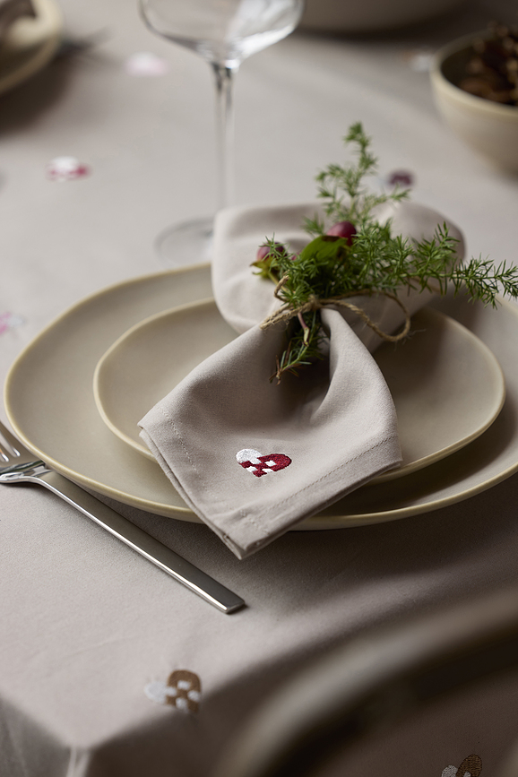 Servilletas de tela Christmas Hearts, con bordado, beige y rojo, Pack de 4