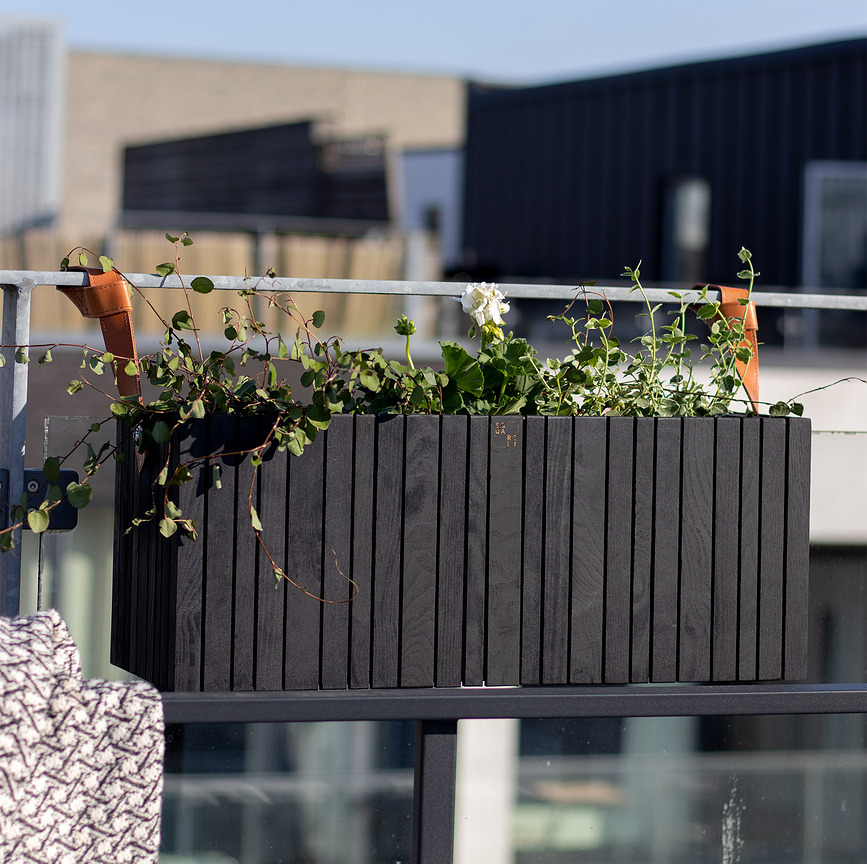 GrowWIDE Αυτοποτιζόμενη Γλάστρα, όψη μαύρης φλαμουριάς, με υποδοχές για κρέμασμα