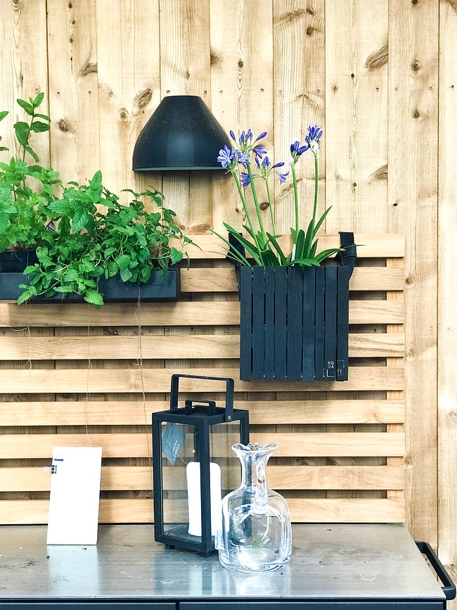 Maceta de autorriego GrowON, acabado roble oscuro, con orificios para soportes colgantes