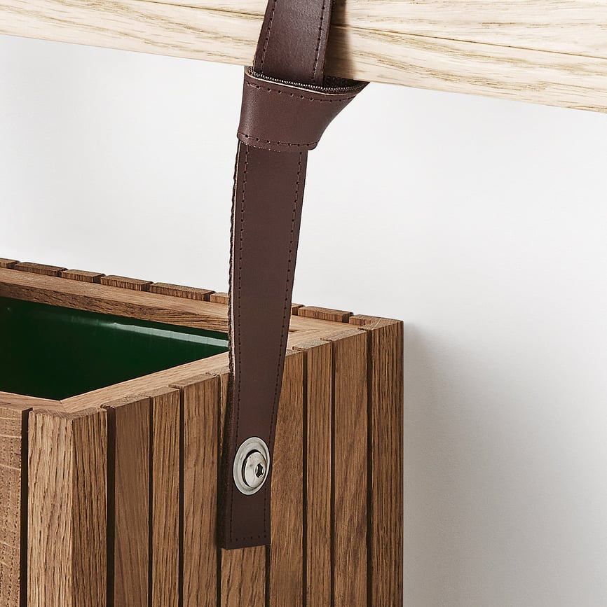 Maceta de autorriego GrowON, acabado roble oscuro, con orificios para soportes colgantes