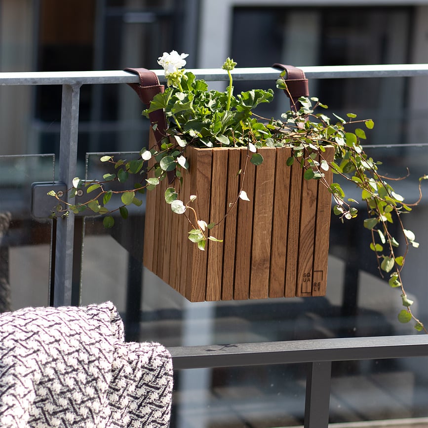 Maceta de autorriego GrowON, acabado roble oscuro, con orificios para soportes colgantes