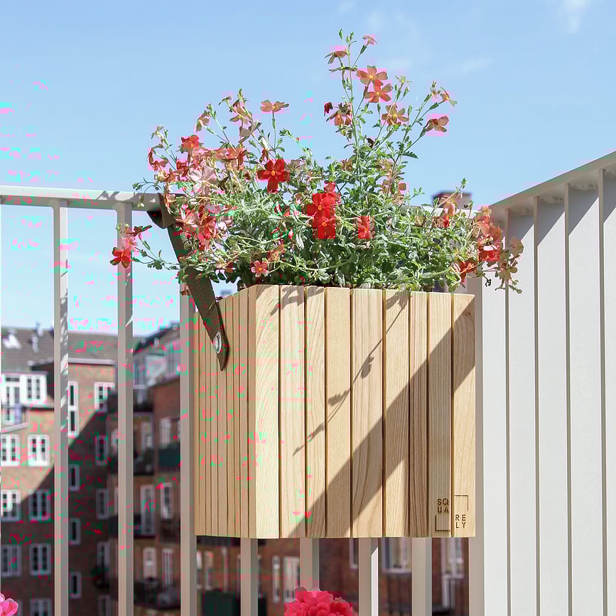 Maceta de autorriego GrowON, acabado roble oscuro, con orificios para soportes colgantes