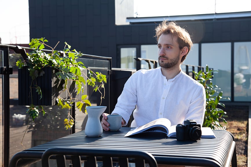 Maceta de autorriego GrowWIDE, fresno negro, con orificios para colgar