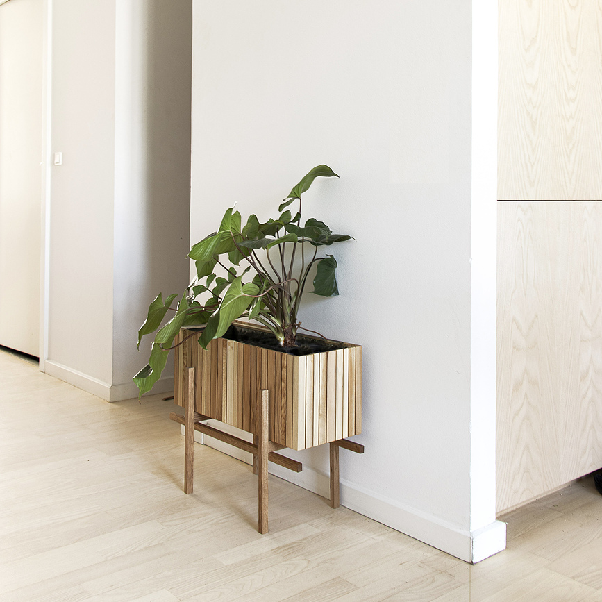 Soporte StandWIDE, negro, madera de fresno, para maceta de autorriego GrowWIDE