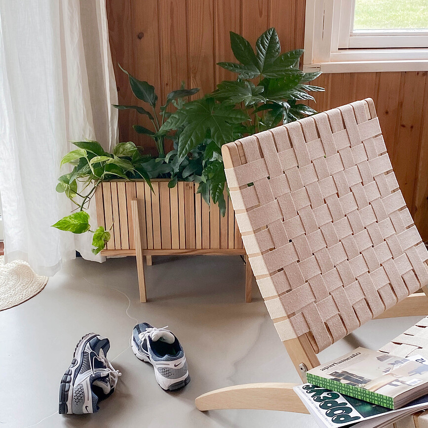 Soporte StandWIDE, negro, madera de fresno, para maceta de autorriego GrowWIDE